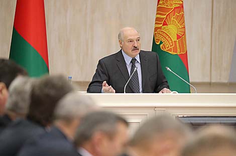 Lukashenko instructs governors to conduct experiment in linen industry