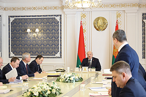 Lukashenko against indiscriminate merger of struggling collective farms