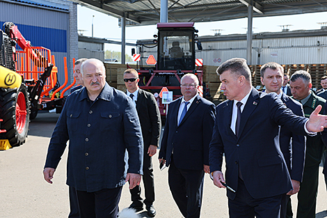 Lukashenko instructs to tackle problems at Amkodor