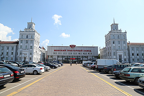 Lukashenko sends greetings to MTZ on 4 millionth tractor milestone