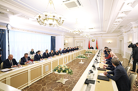 Lukashenko pledges support to transparent private business