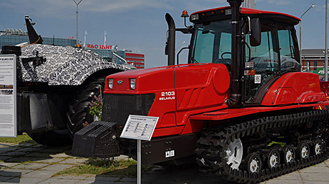 Belarusian MTZ now makes tractors with rubber-reinforced tracks