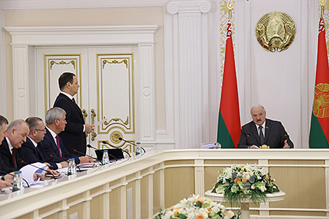 Lukashenko urges to step up performance discipline, execute decisions immediately