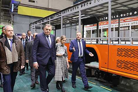 Milorad Dodik shows interest in Belarusian passenger transport, farming machinery