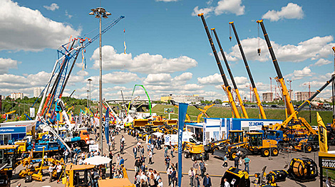 Belarusian MMZ showcases products at bauma СТТ Russia 2021 in Moscow