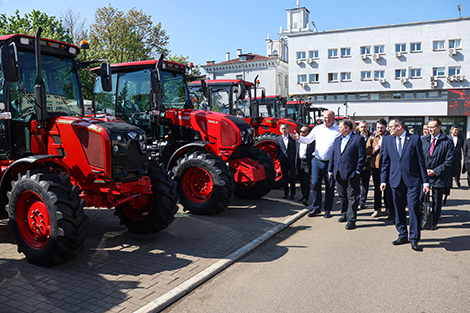 Indonesian delegation praises Belarusian machinery during visit to MTZ