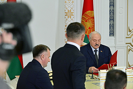 Lukashenko encourages scientists, manufacturers to work together, produce results