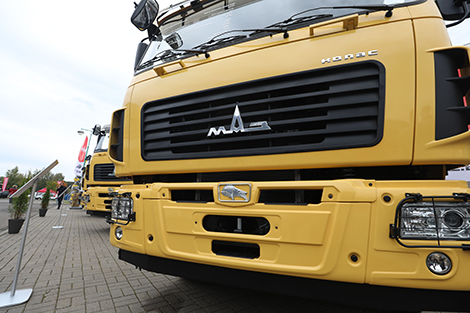 Lukashenko sends greetings to workers of Belarusian machine-building industry