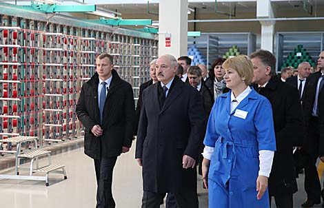 Lukashenko demands to stop import of vehicle repair parts