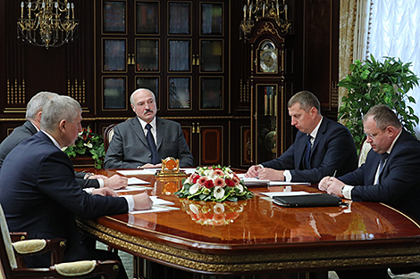 Lukashenko supports draft decree on wages at budget-sponsored organizations