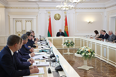Lukashenko encourages manufacturers to explore new markets to reduce stock in storage