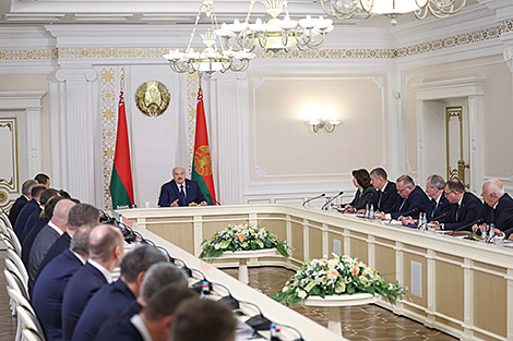 Lukashenko requires smooth operation of ‘mobilization economy’ to offset key market slump