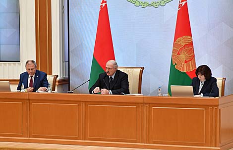 Lukashenko wants efficient, transparent trade on foreign markets