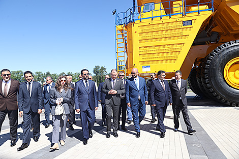 Libyan delegation examines Belarusian vehicles, machines on display outside BelExpo
