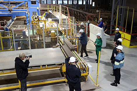 Marathon of Unity participants tour Radoshkovichi ceramic factory