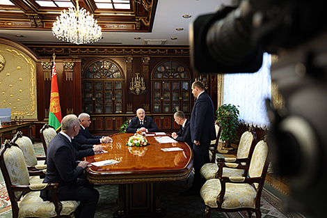 Lukashenko instructs local city administration to keep focus on Amkodor