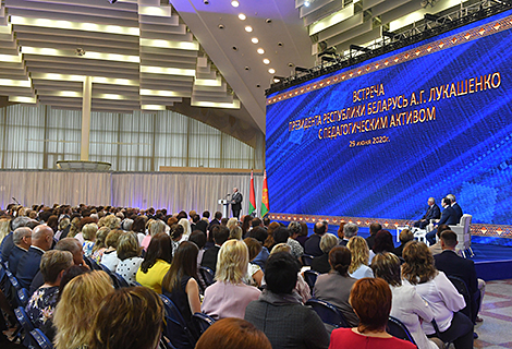 Lukashenko wants universities train multidisciplinary specialists with IT skills