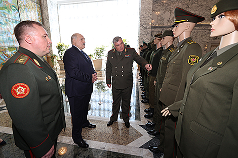 Lukashenko examines samples of new military uniforms