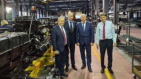 Minsk Motor Plant signs export contracts at exhibition in Serbia