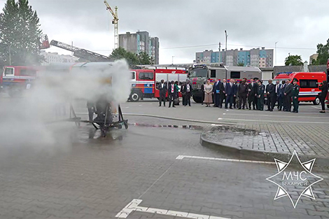 Ghana president examines Belarusian equipment, gear for rescue workers