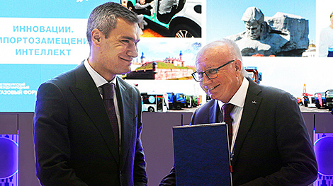Belarusian MAZ, Gazprom Gas Engine Fuel sign cooperation agreement