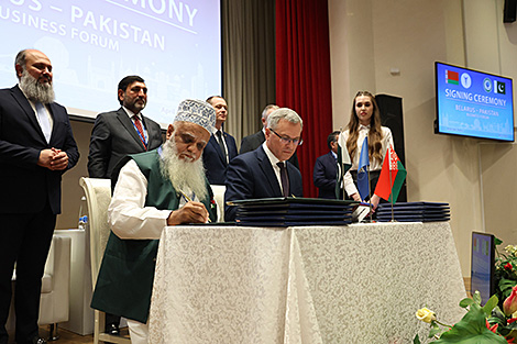 Belarus, Pakistan sign set of documents at business forum