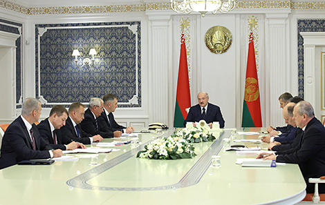 Lukashenko stresses importance of stable operation of manufacturing sector in Belarus
