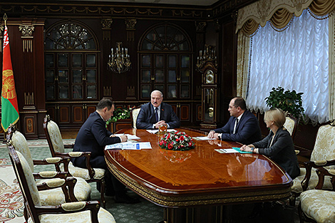 Lukashenko to look into how major Belarusian companies handle sanctions