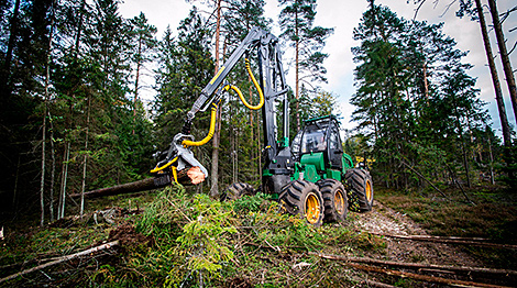 Belarusian Amkodor ships first timber harvester to Ukraine