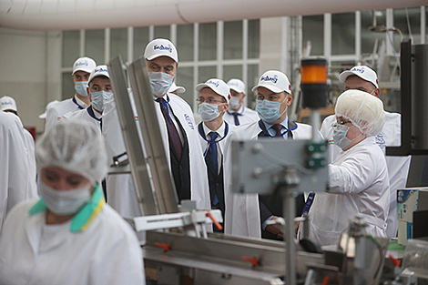 Belarusian PM inspects progress in dried baby food project at Bellakt