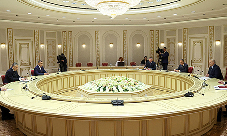 Лукашенко предложил Ленинградской области построить совместный терминал в морском порту