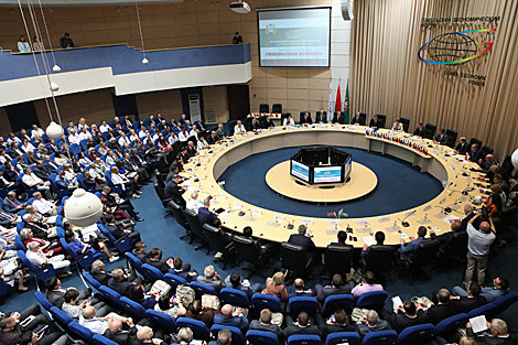 От реконструкции цеха до строительства заводов: 9 инвестдокументов подписали на форуме в Гомеле