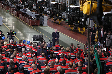 Лукашенко - предприятиям: просто разбрасывать деньги никто не будет