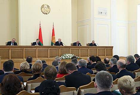 Лукашенко поручил взять на контроль вопросы цен и уровня зарплат