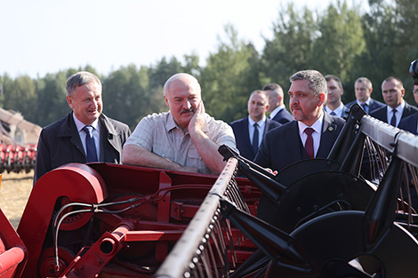 Лукашенко: я мечтал о том, что мы начнем делать свои комбайны, и мечта сбылась