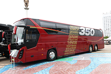 МАЗ представил туристический автобус и строительный самосвал на выставке в Минске