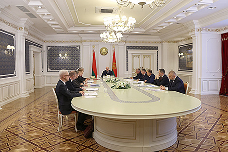 Лукашенко предлагает расширить географию форума регионов Беларуси и России