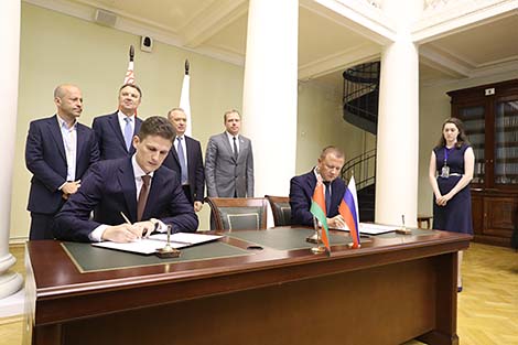 Подписаны контракты на поставку в Россию продукции белорусской нефтехимии на 5 млрд российских рублей