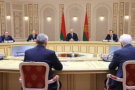 Лукашенко заявил, что Беларуси и России нужно вместе выходить на рынки стран дальней дуги