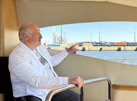 Лукашенко ознакомился с ходом строительства белорусского порта в Бронке