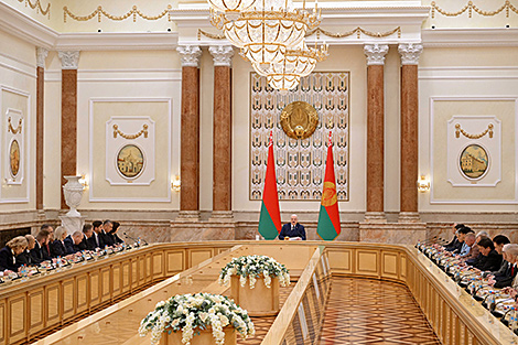 Лукашенко: дайте мне экономику, а за остальное спрашивайте