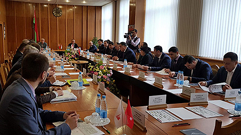 Таджикистан заинтересован в коммунальных машинах и пассажирской технике МАЗ