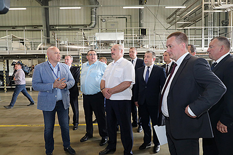 Лукашенко в Несвиже посетил современный завод по переработке молока и продегустировал продукцию