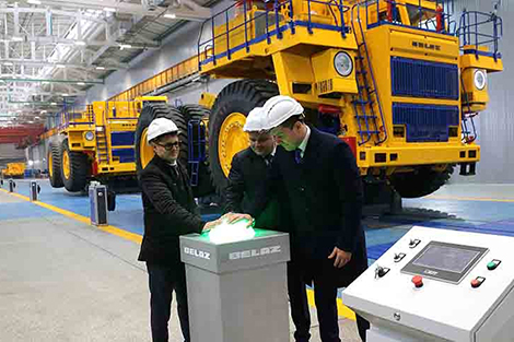 На БЕЛАЗе после модернизации запустили конвейерную ленту сборки самосвалов особо большой грузоподъемности