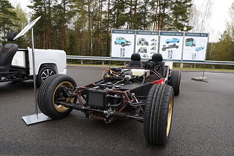 Лукашенко показали белорусский родстер, способный конкурировать с Tesla