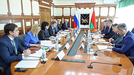 Судостроение, СП и создание аналога белорусского торгового дома обсудили Крутой и губернатор Приморья