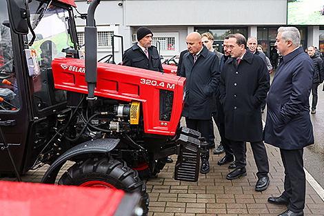 Парламентская делегация Турции оценила белорусскую технику во время визита на МТЗ