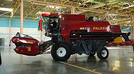 В Азербайджане приступили к выпуску белорусских зерноуборочных комбайнов и электробусов