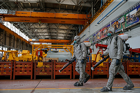 Батальон химзащиты начал дезинфекцию на БЕЛАЗе