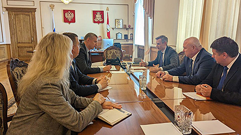 Крутой обсудил с руководством Смоленской области промышленную кооперацию, строительство и поставки техники